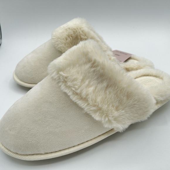 Cream Cozy Slippers NWT - Picture 2 of 3